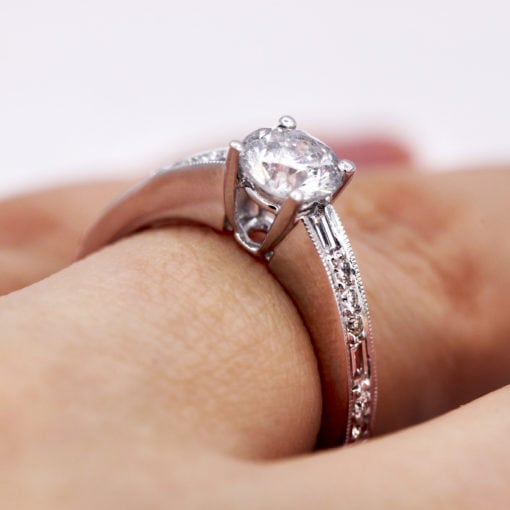 Amazing 0.90 Ct Round Diamond Engagement Ring